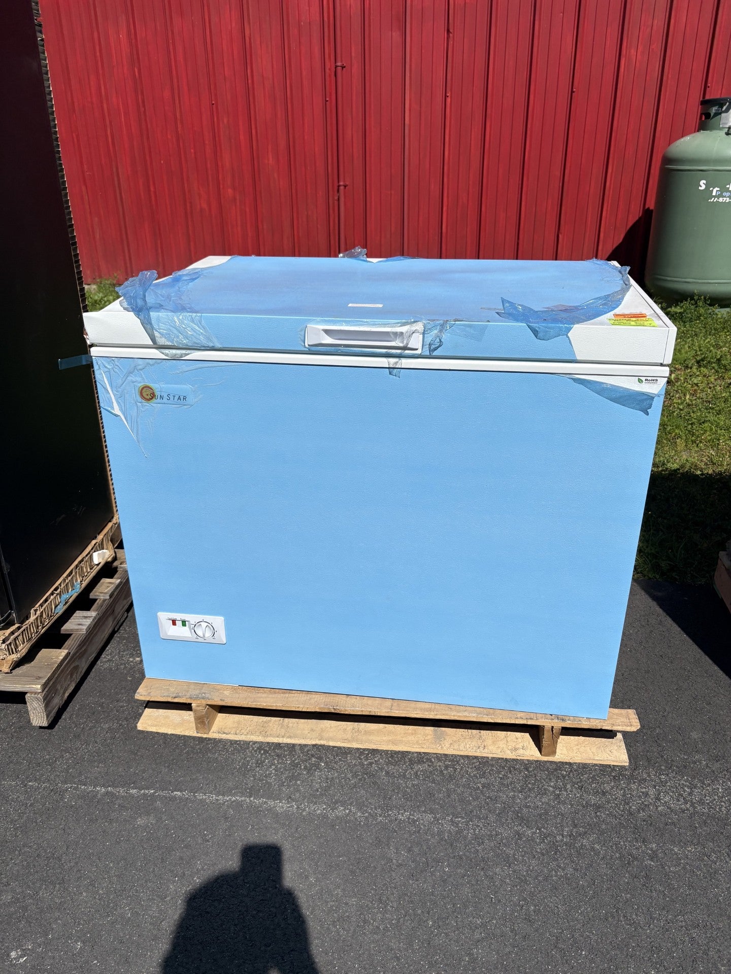 SunStar 8CU Solar/DC Chest Freezer - SCRATCH & DENT INSTORE