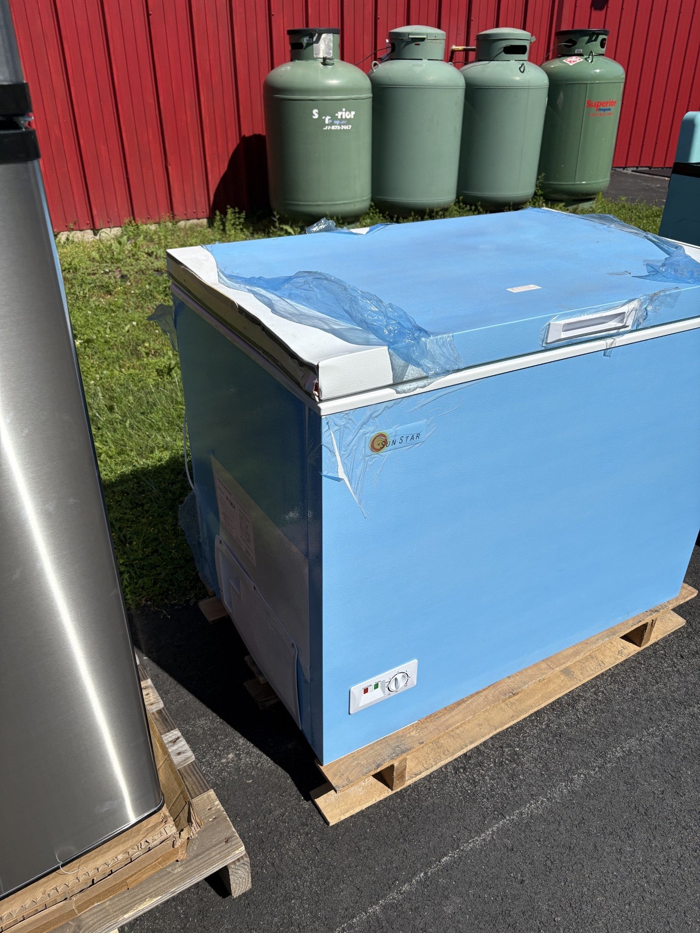 SunStar 8CU Solar/DC Chest Freezer - SCRATCH & DENT INSTORE
