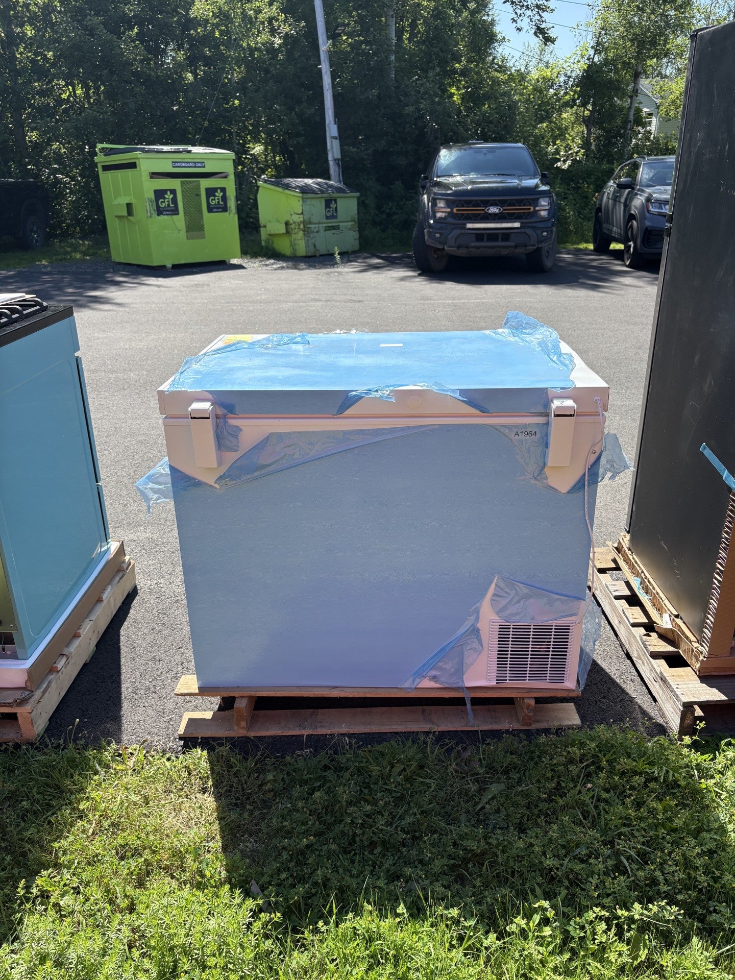 SunStar 8CU Solar/DC Chest Freezer - SCRATCH & DENT INSTORE