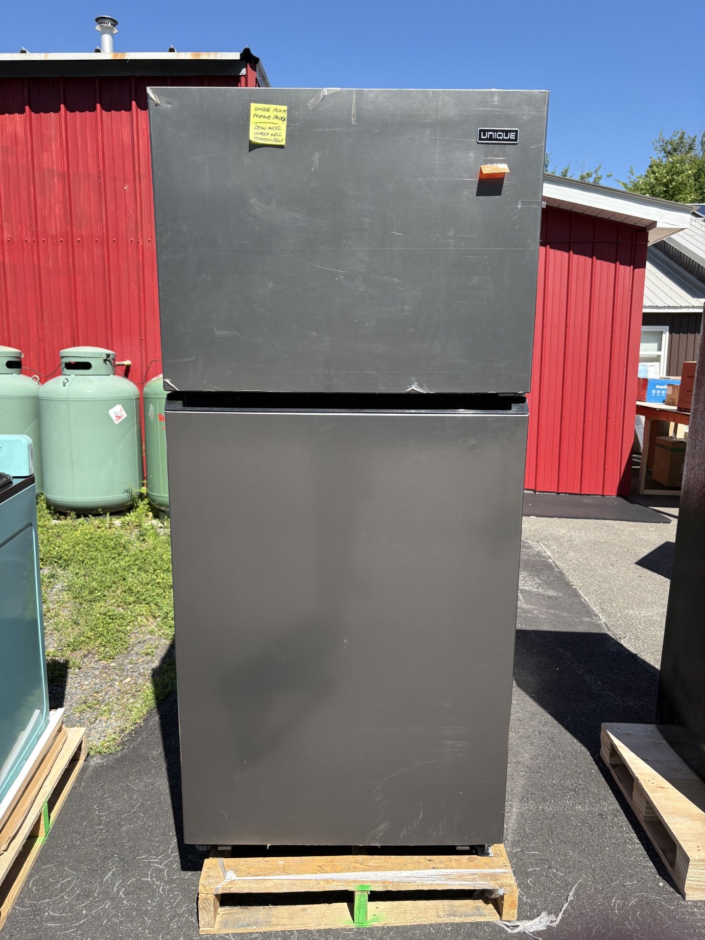 Unique 19 Cu/Ft Propane Fridge CM