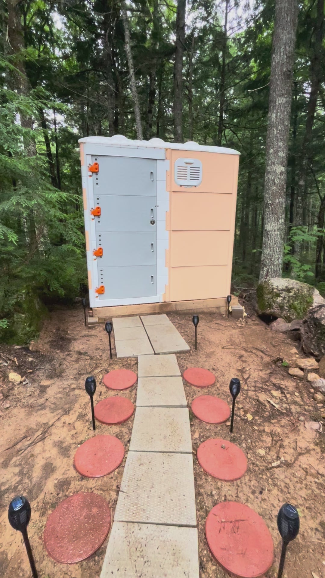 Charger la vidéo : Homestead Appliance Portable Toilet Structure Double