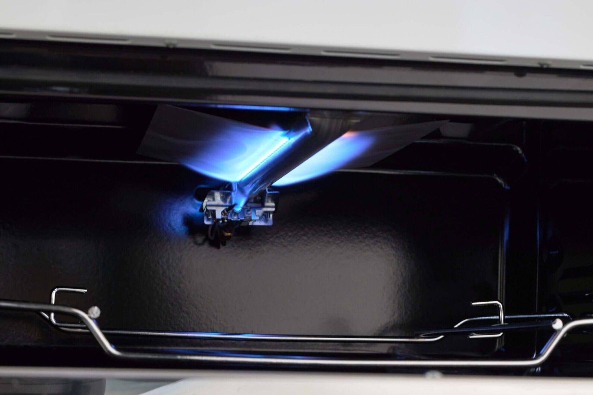 Battery ignition burner of Unique 24" Classic Retro Propane Range from Cabin Depot, demonstrating efficient gas usage.